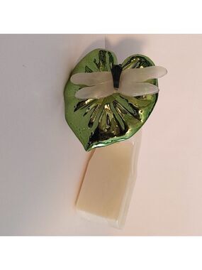 BEAUTIFUL BATH AND BODY WORKS Dragon Fly on Lily pad wallflower plug in